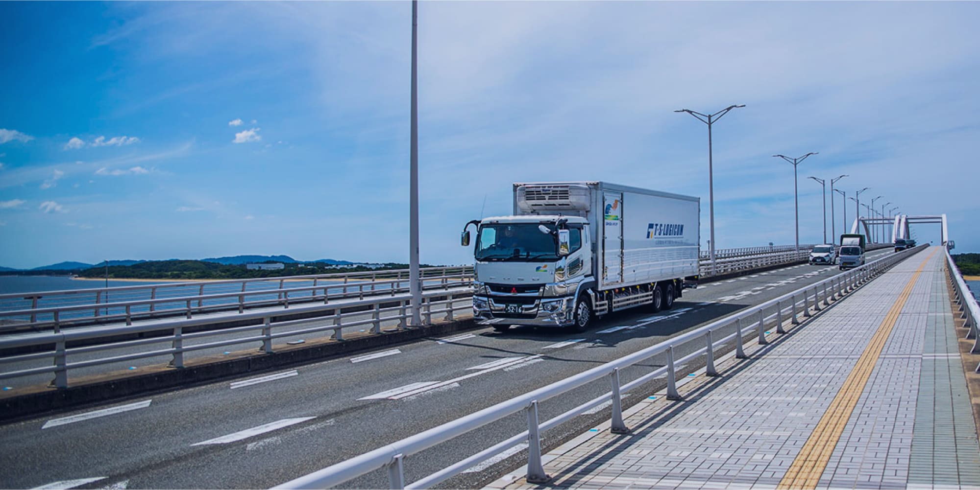 道路を走るトラックの画像